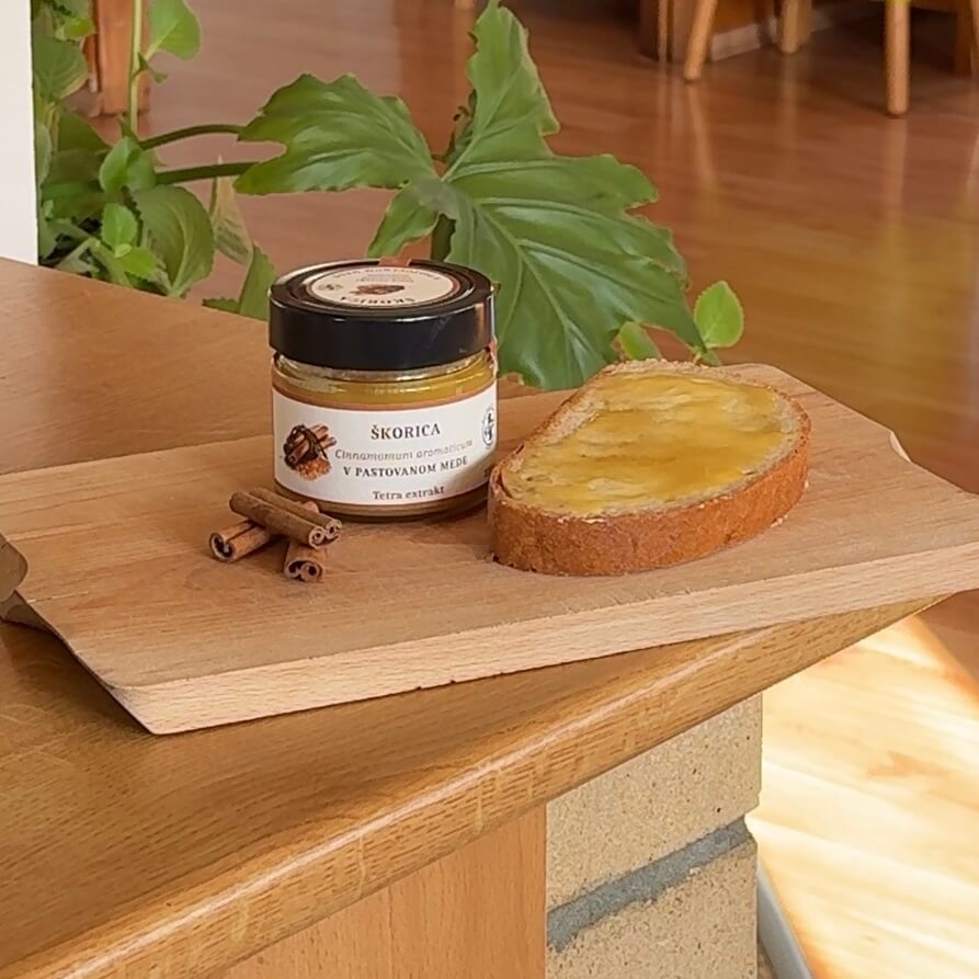 Terapeutický med s tetra extraktom na chleba z liečivých byliniek